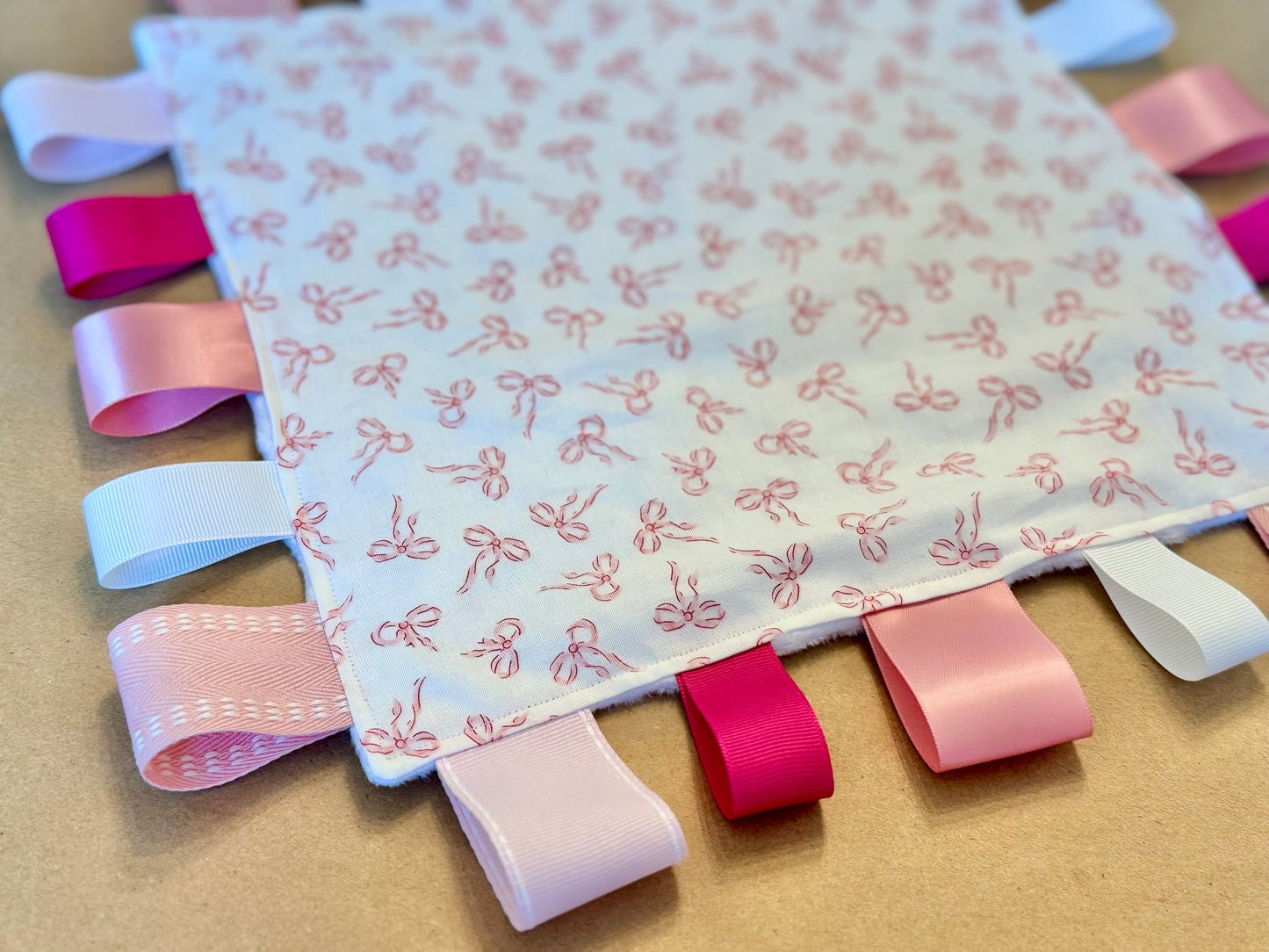 Pretty Bows : Tag Blanket